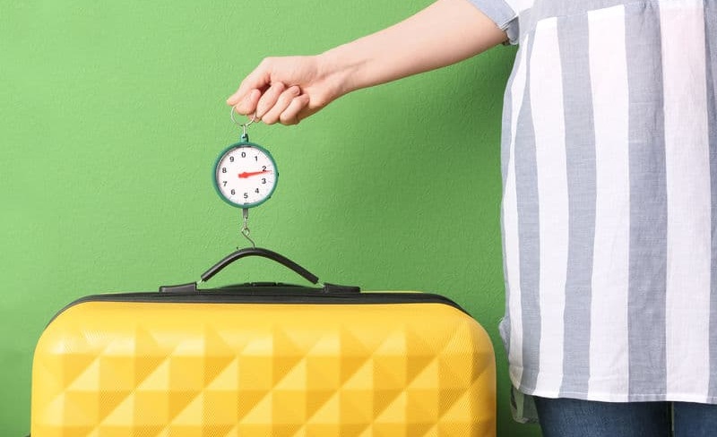 How to use a digital scale for your luggage 